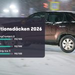 Bil på vintrig stadsgata – bästa friktionsdäcken 2026